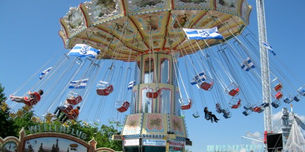   Ingolstadt – Immer zu Pfingsten lockt das große Schanzer Pfingstvolksfest die Massen auf den Festplatz an der Dreizehner Straße. Rasante Fahrgeschäfte, Zuckerbuden und andere Köstlichkeiten laden zum Verweilen ein....